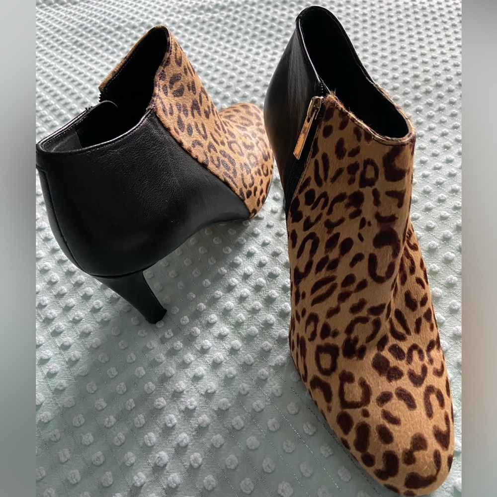 SALE - STUNNING Vince Camuto leather and leopard print booties 🐆